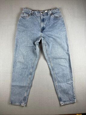 90’s Vintage Levi’s 551 High Rise Relaxed Fit Tapered leg
Size: 16